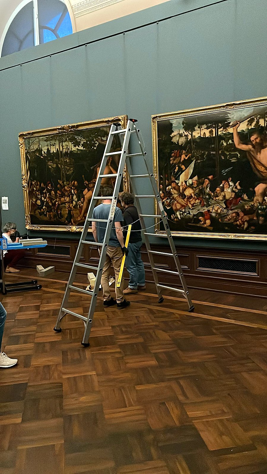 Vorbereitung großformatiger Schlachtenbilder im Museum