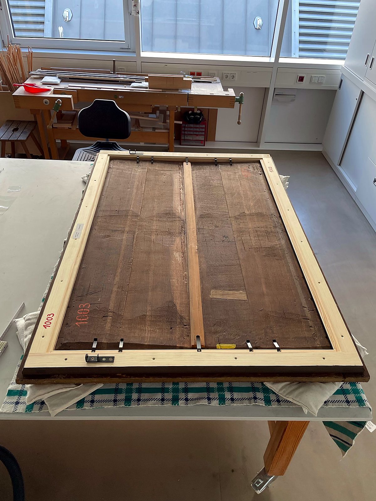 Rückseite einer historischen Holztafel mit Sicherungsleisten